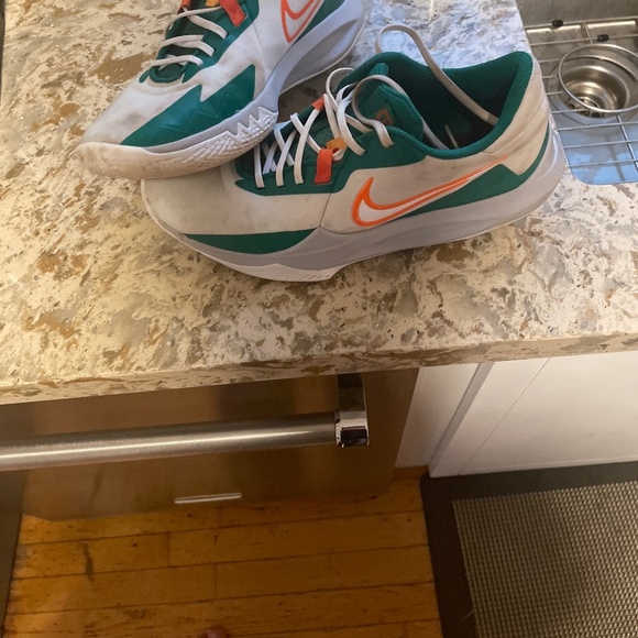 Nike presion 6s in the white and green colour way - Picture 2 of 4